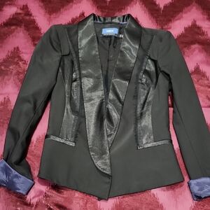 Black Blazer with Structured Shoulders and Fitted Silhouette
